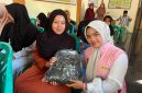 Srikandi PLN UP3 Sumbawa berinteraksi dan menyerahkan bantuan perlengkapan sekolah kepada anak-anak Panti Asuhan Perempuan Annisa di Sumbawa Besar. (Dok. PLN)