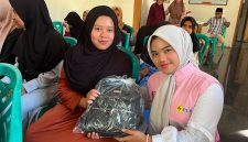 Srikandi PLN UP3 Sumbawa berinteraksi dan menyerahkan bantuan perlengkapan sekolah kepada anak-anak Panti Asuhan Perempuan Annisa di Sumbawa Besar. (Dok. PLN)