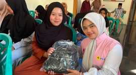 Srikandi PLN UP3 Sumbawa berinteraksi dan menyerahkan bantuan perlengkapan sekolah kepada anak-anak Panti Asuhan Perempuan Annisa di Sumbawa Besar. (Dok. PLN)