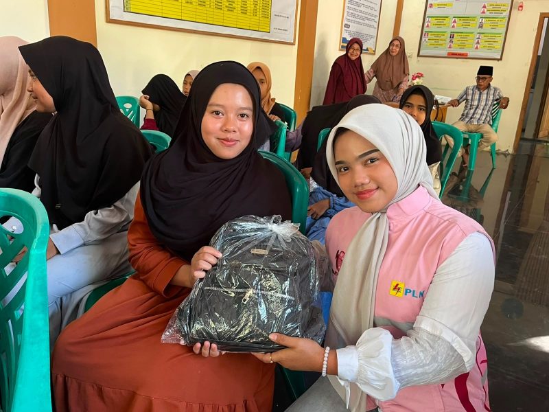Srikandi PLN UP3 Sumbawa berinteraksi dan menyerahkan bantuan perlengkapan sekolah kepada anak-anak Panti Asuhan Perempuan Annisa di Sumbawa Besar. (Dok. PLN)