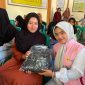Srikandi PLN UP3 Sumbawa berinteraksi dan menyerahkan bantuan perlengkapan sekolah kepada anak-anak Panti Asuhan Perempuan Annisa di Sumbawa Besar. (Dok. PLN)