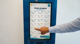 Pelanggan mengakses layanan Customer Self Service melalui perangkat digital yang terintegrasi dengan PLN Mobile untuk memperoleh layanan kelistrikan secara mandiri dan efisien. (Dok. PLN)