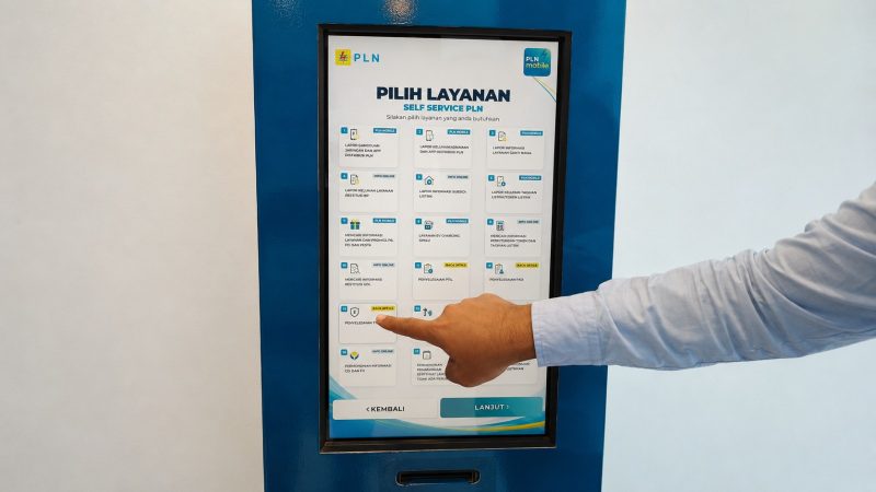 Pelanggan mengakses layanan Customer Self Service melalui perangkat digital yang terintegrasi dengan PLN Mobile untuk memperoleh layanan kelistrikan secara mandiri dan efisien. (Dok. PLN)