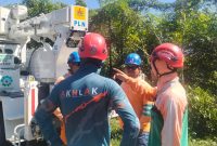Tim PDKB PLN UP3 Sumbawa menyelesaikan pekerjaan penguatan jaringan distribusi menggunakan metode tanpa padam sebagai wujud transformasi layanan PLN dalam menghadirkan pasokan listrik yang aman, andal, dan berkelanjutan bagi masyarakat. (Dok. PLN)
