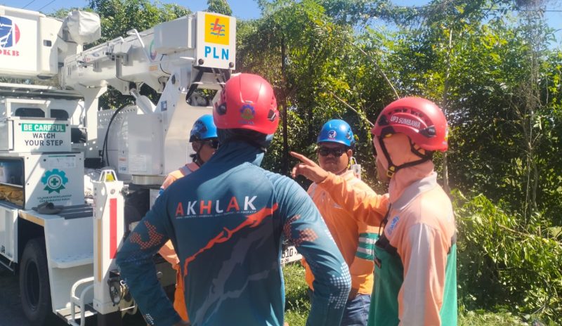 Tim PDKB PLN UP3 Sumbawa menyelesaikan pekerjaan penguatan jaringan distribusi menggunakan metode tanpa padam sebagai wujud transformasi layanan PLN dalam menghadirkan pasokan listrik yang aman, andal, dan berkelanjutan bagi masyarakat. (Dok. PLN)
