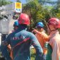 Tim PDKB PLN UP3 Sumbawa menyelesaikan pekerjaan penguatan jaringan distribusi menggunakan metode tanpa padam sebagai wujud transformasi layanan PLN dalam menghadirkan pasokan listrik yang aman, andal, dan berkelanjutan bagi masyarakat. (Dok. PLN)