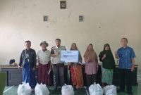 Kebersamaan PLN dan masyarakat dalam penyaluran bantuan YBM PLN menjadi bukti nyata bahwa kehadiran PLN tidak hanya menghadirkan listrik andal, tetapi juga menebarkan kepedulian sosial. (Dok. PLN)