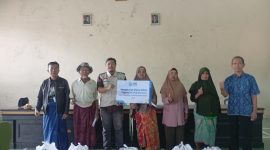 Kebersamaan PLN dan masyarakat dalam penyaluran bantuan YBM PLN menjadi bukti nyata bahwa kehadiran PLN tidak hanya menghadirkan listrik andal, tetapi juga menebarkan kepedulian sosial. (Dok. PLN)