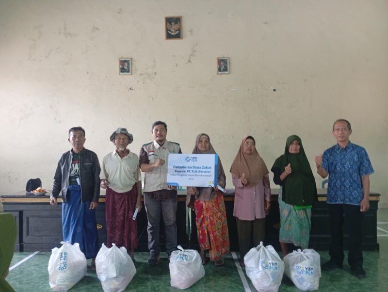Kebersamaan PLN dan masyarakat dalam penyaluran bantuan YBM PLN menjadi bukti nyata bahwa kehadiran PLN tidak hanya menghadirkan listrik andal, tetapi juga menebarkan kepedulian sosial. (Dok. PLN)