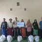 Kebersamaan PLN dan masyarakat dalam penyaluran bantuan YBM PLN menjadi bukti nyata bahwa kehadiran PLN tidak hanya menghadirkan listrik andal, tetapi juga menebarkan kepedulian sosial. (Dok. PLN)