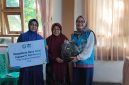 Perwakilan PLN UIW NTB melalui YBM PLN menyerahkan paket perlengkapan sekolah kepada anak-anak Panti Asuhan Annisa di Brang Biji, Kabupaten Sumbawa, sebagai bentuk kepedulian terhadap dunia pendidikan. (Dok. PLN)