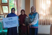 Perwakilan PLN UIW NTB melalui YBM PLN menyerahkan paket perlengkapan sekolah kepada anak-anak Panti Asuhan Annisa di Brang Biji, Kabupaten Sumbawa, sebagai bentuk kepedulian terhadap dunia pendidikan. (Dok. PLN)