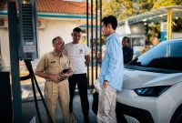 PLN menghadirkan layanan yang lebih dekat dengan pelanggan melalui edukasi penggunaan fitur SPKLU pada aplikasi PLN Mobile, mendukung percepatan ekosistem kendaraan listrik di Nusa Tenggara Barat. (Dok. PLN)