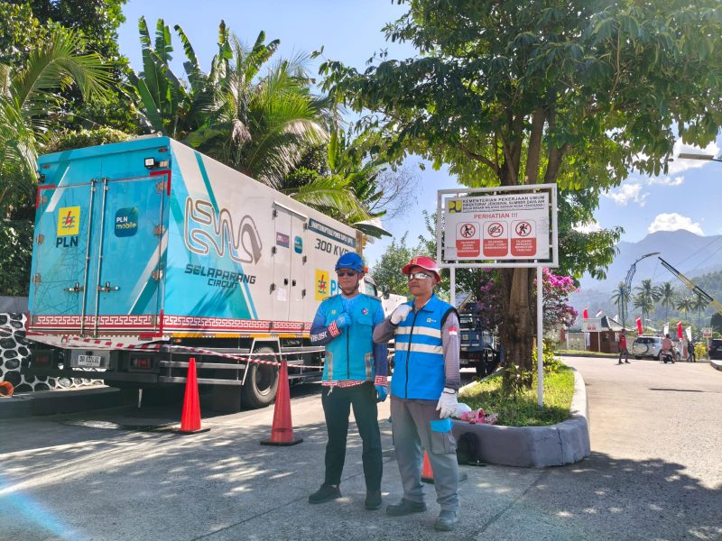 Personel PLN UIW NTB bersiaga melakukan pemantauan sistem kelistrikan dan pengamanan jaringan selama kunjungan Presiden RI dalam peresmian Bendungan Meninting di Lombok Barat. (Dok. PLN)