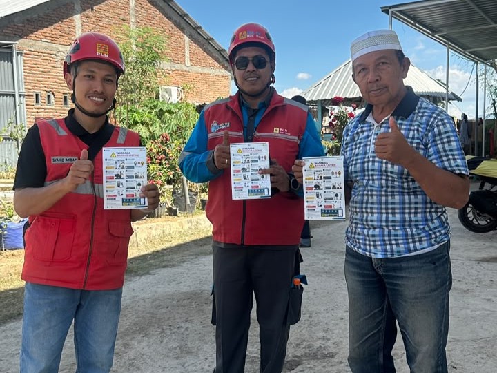 Petugas PLN UP3 Bima memberikan sosialisasi kepada masyarakat mengenai pentingnya menjaga keselamatan di sekitar jaringan listrik sebagai upaya mendukung pasokan listrik yang andal dan aman. (Dok. PLN)