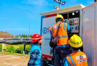 Personel PLN UIW NTB bersiaga memantau sistem kelistrikan di kawasan Pertamina Mandalika International Circuit selama penyelenggaraan Pocari Run Mandalika 2026 guna memastikan pasokan listrik tetap stabil. (Dok. PLN)