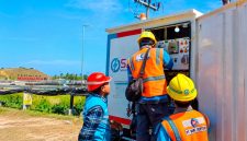 Personel PLN UIW NTB bersiaga memantau sistem kelistrikan di kawasan Pertamina Mandalika International Circuit selama penyelenggaraan Pocari Run Mandalika 2026 guna memastikan pasokan listrik tetap stabil. (Dok. PLN)