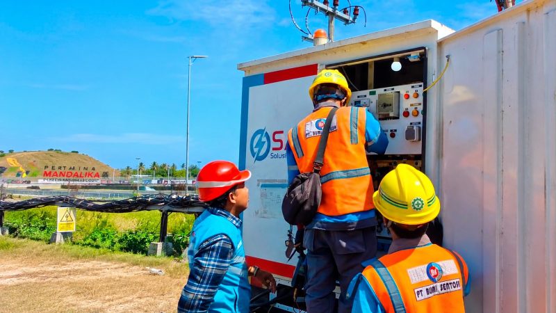 Personel PLN UIW NTB bersiaga memantau sistem kelistrikan di kawasan Pertamina Mandalika International Circuit selama penyelenggaraan Pocari Run Mandalika 2026 guna memastikan pasokan listrik tetap stabil. (Dok. PLN)