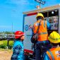 Personel PLN UIW NTB bersiaga memantau sistem kelistrikan di kawasan Pertamina Mandalika International Circuit selama penyelenggaraan Pocari Run Mandalika 2026 guna memastikan pasokan listrik tetap stabil. (Dok. PLN)