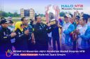 Gubernur NTB, Dr. H. Lalu Muhamad Iqbal (kiri), menyerahkan trofi piala bergilir kepada Walikota Mataram, H. Mohan Roliskana (kanan), sebagai Juara Umum Pekan Olahraga Provinsi (Porprov) NTB XII Tahun 2026, di Gor Turide Mataram.(Foto: Istimewa)