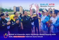 Gubernur NTB, Dr. H. Lalu Muhamad Iqbal (kiri), menyerahkan trofi piala bergilir kepada Walikota Mataram, H. Mohan Roliskana (kanan), sebagai Juara Umum Pekan Olahraga Provinsi (Porprov) NTB XII Tahun 2026, di Gor Turide Mataram.(Foto: Istimewa)