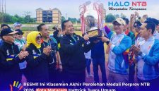 Gubernur NTB, Dr. H. Lalu Muhamad Iqbal (kiri), menyerahkan trofi piala bergilir kepada Walikota Mataram, H. Mohan Roliskana (kanan), sebagai Juara Umum Pekan Olahraga Provinsi (Porprov) NTB XII Tahun 2026, di Gor Turide Mataram.(Foto: Istimewa)
