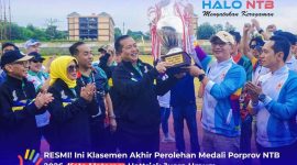 Gubernur NTB, Dr. H. Lalu Muhamad Iqbal (kiri), menyerahkan trofi piala bergilir kepada Walikota Mataram, H. Mohan Roliskana (kanan), sebagai Juara Umum Pekan Olahraga Provinsi (Porprov) NTB XII Tahun 2026, di Gor Turide Mataram.(Foto: Istimewa)