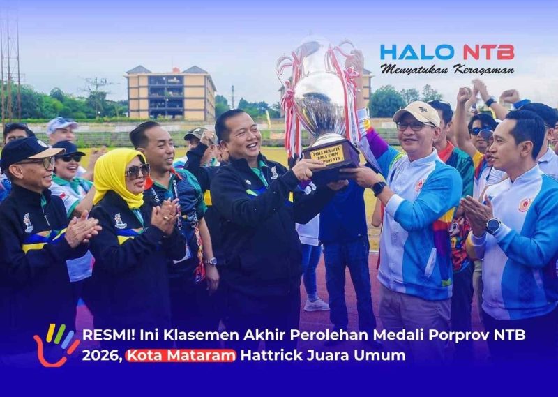 Gubernur NTB, Dr. H. Lalu Muhamad Iqbal (kiri), menyerahkan trofi piala bergilir kepada Walikota Mataram, H. Mohan Roliskana (kanan), sebagai Juara Umum Pekan Olahraga Provinsi (Porprov) NTB XII Tahun 2026, di Gor Turide Mataram.(Foto: Istimewa)