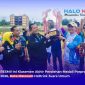 Gubernur NTB, Dr. H. Lalu Muhamad Iqbal (kiri), menyerahkan trofi piala bergilir kepada Walikota Mataram, H. Mohan Roliskana (kanan), sebagai Juara Umum Pekan Olahraga Provinsi (Porprov) NTB XII Tahun 2026, di Gor Turide Mataram.(Foto: Istimewa)