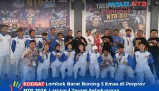 Foto bersama tim Tarung Derajat KODRAT Lombok Barat bersama peraih medali, pelatih, pengurus, dan dewan juri di GOR Turide.(Foto: Istimewa)