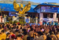 Kepala SDN 3 Suka Makmur, Jumawardi, S.Pd., memberikan arahan dan sambutan di hadapan siswa pada kegiatan Masa Pengenalan Lingkungan Sekolah (MPLS) tahun ajaran baru di halaman sekolah.