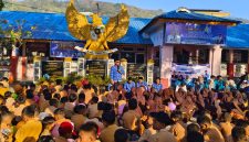 Kepala SDN 3 Suka Makmur, Jumawardi, S.Pd., memberikan arahan dan sambutan di hadapan siswa pada kegiatan Masa Pengenalan Lingkungan Sekolah (MPLS) tahun ajaran baru di halaman sekolah.