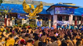 Kepala SDN 3 Suka Makmur, Jumawardi, S.Pd., memberikan arahan dan sambutan di hadapan siswa pada kegiatan Masa Pengenalan Lingkungan Sekolah (MPLS) tahun ajaran baru di halaman sekolah.