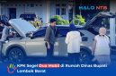 Tim penyidik KPK melakukan pemeriksaan terhadap satu unit kendaraan roda empat jenis Honda HR-V di kompleks Rumah Dinas (Pendopo) Bupati Lombok Barat, Kamis (23/7).(Foto: Istimewa)
