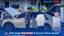 Tim penyidik KPK melakukan pemeriksaan terhadap satu unit kendaraan roda empat jenis Honda HR-V di kompleks Rumah Dinas (Pendopo) Bupati Lombok Barat, Kamis (23/7).(Foto: Istimewa)