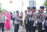 Kapolda NTB Irjen Pol. Kalingga Rendra Raharja, S.E., M.H., didampingi Ketua Bhayangkari Daerah NTB Ny. Widhy Kalingga melaksanakan kunjungan kerja (kunker) ke Polres Lombok Barat pada Rabu (08/07/2026).(Foto: Istimewa)