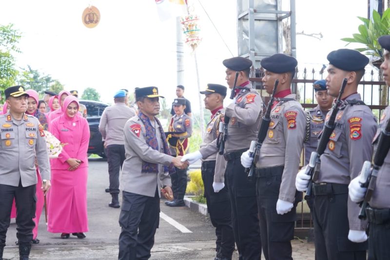 Kapolda NTB Irjen Pol. Kalingga Rendra Raharja, S.E., M.H., didampingi Ketua Bhayangkari Daerah NTB Ny. Widhy Kalingga melaksanakan kunjungan kerja (kunker) ke Polres Lombok Barat pada Rabu (08/07/2026).(Foto: Istimewa)