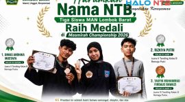 Tiga siswa MAN Lombok Barat, Dimas Andhika Mustafa, Rizkiya Putri, dan Taufik Muhammad Firdaus Bawazir, menunjukkan medali dan sertifikat penghargaan yang diraih dalam Kejuaraan Pencak Silat Masmirah Championship 2026 di GOR Tastura, Praya, Lombok Tengah.(Foto: Istimewa)