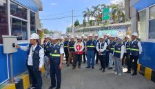 Manajemen PT ASDP Cabang Lembar bersama jajaran pemangku kepentingan melakukan peninjauan langsung serta uji coba sistem face recognition di gerbang akses Pelabuhan Penyeberangan Lembar, Senin (20/7/2026).(Foto: Istimewa)