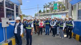 Manajemen PT ASDP Cabang Lembar bersama jajaran pemangku kepentingan melakukan peninjauan langsung serta uji coba sistem face recognition di gerbang akses Pelabuhan Penyeberangan Lembar, Senin (20/7/2026).(Foto: Istimewa)