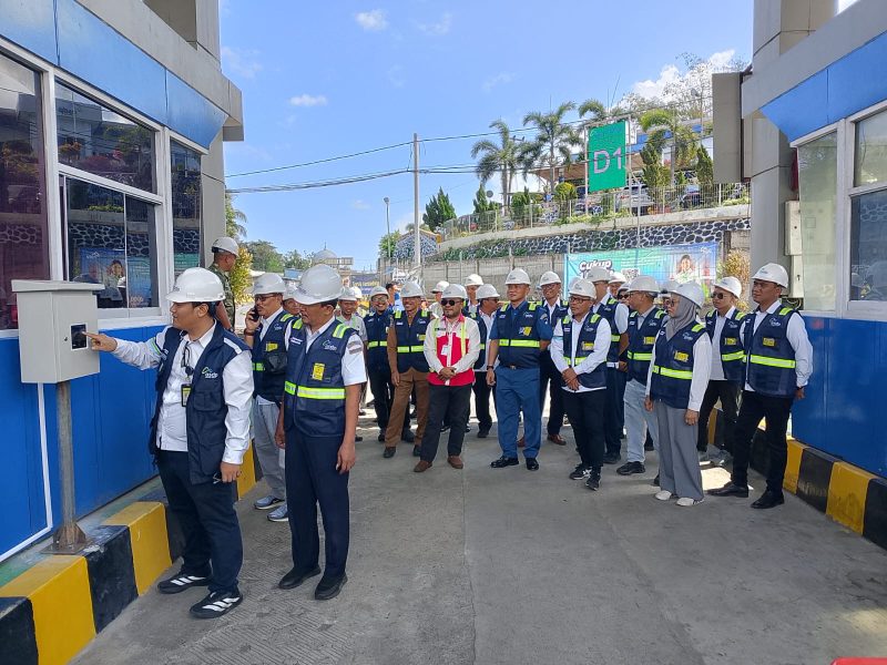 Manajemen PT ASDP Cabang Lembar bersama jajaran pemangku kepentingan melakukan peninjauan langsung serta uji coba sistem face recognition di gerbang akses Pelabuhan Penyeberangan Lembar, Senin (20/7/2026).(Foto: Istimewa)