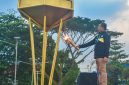 Momen sakral saat Gubernur NTB, Lalu Muhammad Iqbal, menyalakan api obor sebagai tanda dimulainya perhelatan olahraga terbesar di NTB, Porprov XII 2026 di lapangan Bumi Gora, Kamis (16/7/2026).(Foto: Istimewa).
