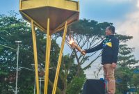 Momen sakral saat Gubernur NTB, Lalu Muhammad Iqbal, menyalakan api obor sebagai tanda dimulainya perhelatan olahraga terbesar di NTB, Porprov XII 2026 di lapangan Bumi Gora, Kamis (16/7/2026).(Foto: Istimewa).
