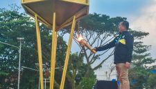 Momen sakral saat Gubernur NTB, Lalu Muhammad Iqbal, menyalakan api obor sebagai tanda dimulainya perhelatan olahraga terbesar di NTB, Porprov XII 2026 di lapangan Bumi Gora, Kamis (16/7/2026).(Foto: Istimewa).