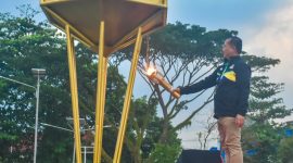 Momen sakral saat Gubernur NTB, Lalu Muhammad Iqbal, menyalakan api obor sebagai tanda dimulainya perhelatan olahraga terbesar di NTB, Porprov XII 2026 di lapangan Bumi Gora, Kamis (16/7/2026).(Foto: Istimewa).