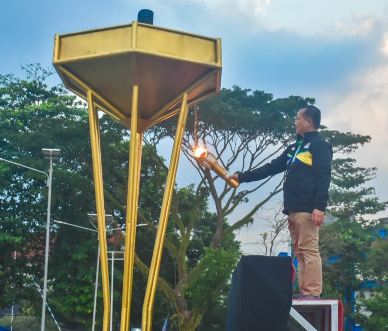 Momen sakral saat Gubernur NTB, Lalu Muhammad Iqbal, menyalakan api obor sebagai tanda dimulainya perhelatan olahraga terbesar di NTB, Porprov XII 2026 di lapangan Bumi Gora, Kamis (16/7/2026).(Foto: Istimewa).