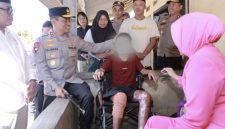 Kapolda NTB Irjen Pol. Kalingga Rendra Raharja mengunjungi korban kebakaran Ponpes Rosyidatus Shaulatiyyah, Selasa (7/7/2026).Selain memberikan santunan, rombongan memastikan pendampingan pendidikan dan proses hukum atas kejadian ini.