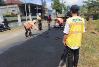Tim TRC Infrastruktur NTB mulai bekerja memperbaiki ruas jalan Provinsi Kuripan–Kediri, Lombok Barat, Minggu (26/7/2026).(Foto: Istimewa)