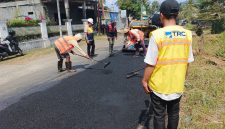 Tim TRC Infrastruktur NTB mulai bekerja memperbaiki ruas jalan Provinsi Kuripan–Kediri, Lombok Barat, Minggu (26/7/2026).(Foto: Istimewa)