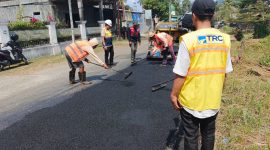 Tim TRC Infrastruktur NTB mulai bekerja memperbaiki ruas jalan Provinsi Kuripan–Kediri, Lombok Barat, Minggu (26/7/2026).(Foto: Istimewa)